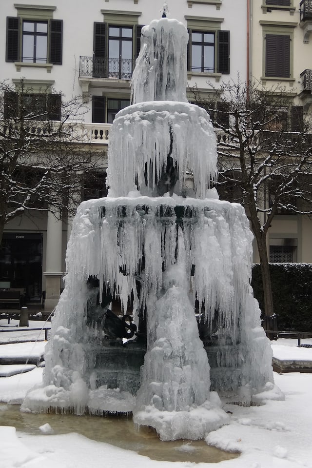 Rund um den mehrstöckigen Brunnen hängen dicke und dünne Eiszapfen. Ein wahres Kunstwerk.