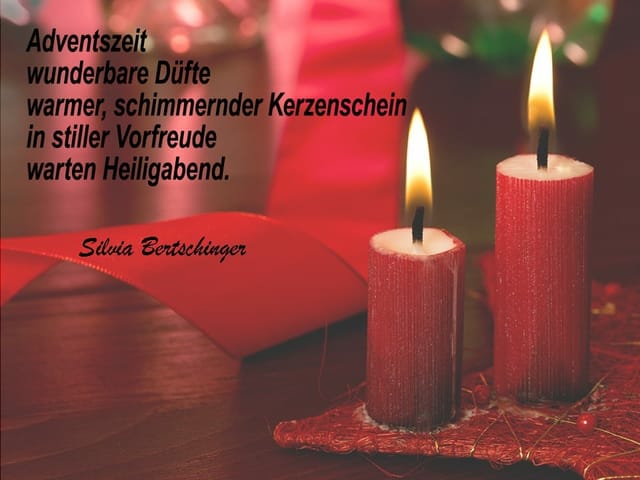 Ein Gedicht auf einem Bild mit zwei Kerzen.