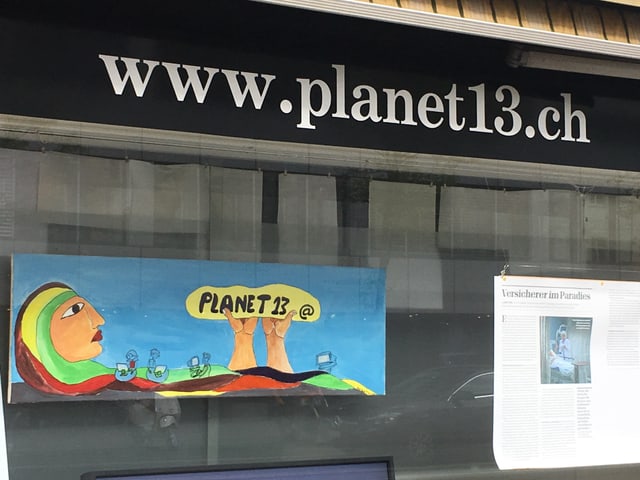Blick auf das Schaufenster des Internetcafés «Planet 13» Blick auf das Schaufenster des Internetcafés «Planet 13»