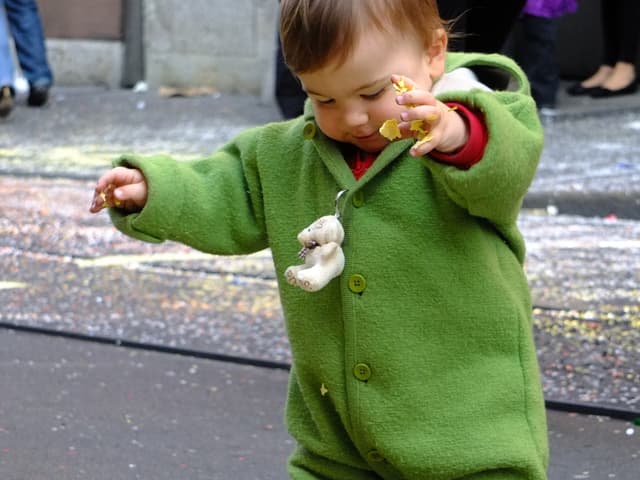 Kleiner Bub mit an den Finger klebenden Räppli