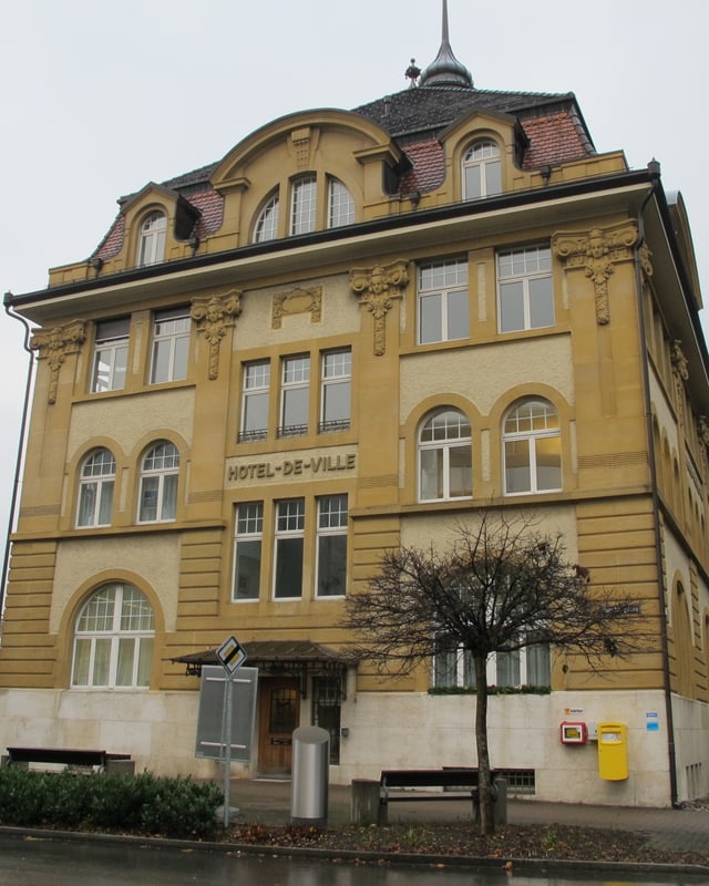 Vierstöckiges historisches Gebäude mit Türmchen Vierstöckiges historisches Gebäude mit Türmchen