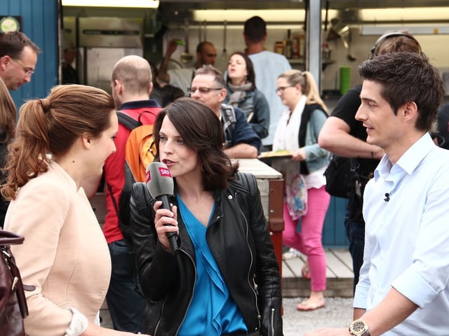 Die beiden Nachtschwärmer Sara Hildebrand und Tobias Müller mit Mona Vetsch.