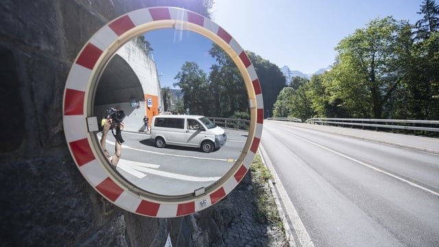 Auto fährt über die wiedereröffnete Axenstrasse. Auto fährt über die wiedereröffnete Axenstrasse.