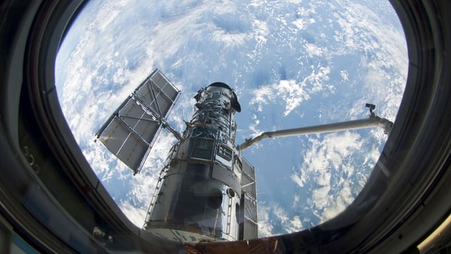 Das Hubble-Weltraumteleskop, gesehen von der Raumfähre Atlantis aus. Das Hubble-Weltraumteleskop, gesehen von der Raumfähre Atlantis aus.