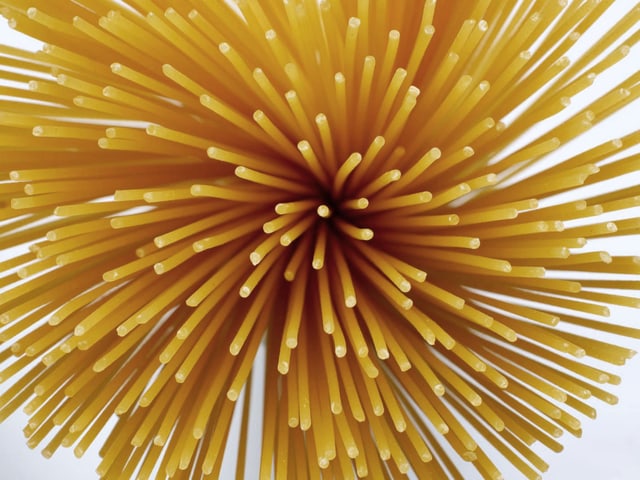 Aufgefächerte rohe Spaghetti.
