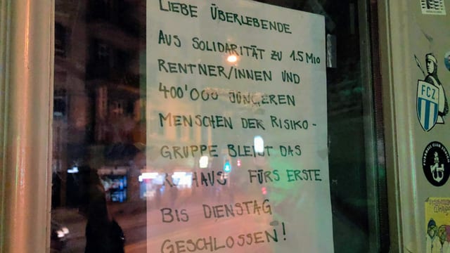 Ein Zettel an einer Eingangstüre weist auf die Solidarität hin, die man nun mit Risikogruppen haben sollte. Ein Zettel an einer Eingangstüre weist auf die Solidarität hin, die man nun mit Risikogruppen haben sollte.