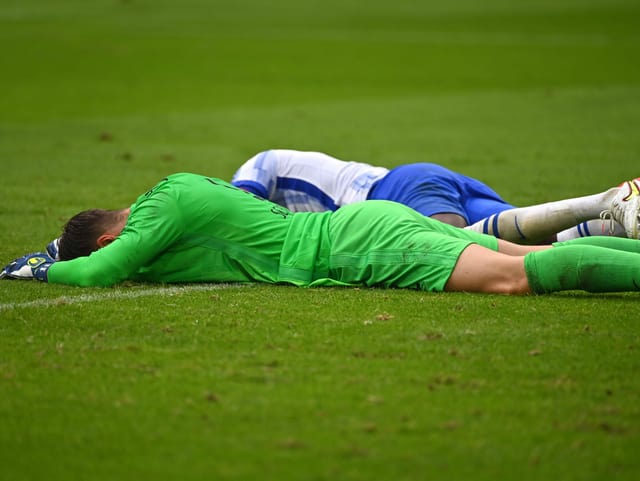 Herthas Torhüter Alexander Schwolow muss bei der Partie gegen Bayern München gleich 5 Mal hinter sich greifen. Die Berliner verlieren gegen den Rekordmeister 0:5.