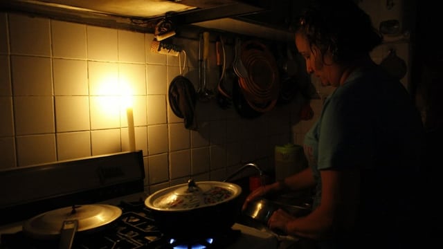 Frau kommt während Stromausfall Frau kommt während Stromausfall