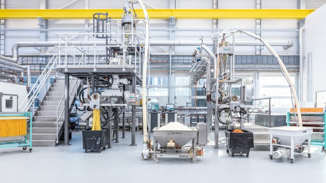 Eine riesige Anlage einer Teigwarenmaschine steht in einem Labor. Eine riesige Anlage einer Teigwarenmaschine steht in einem Labor.