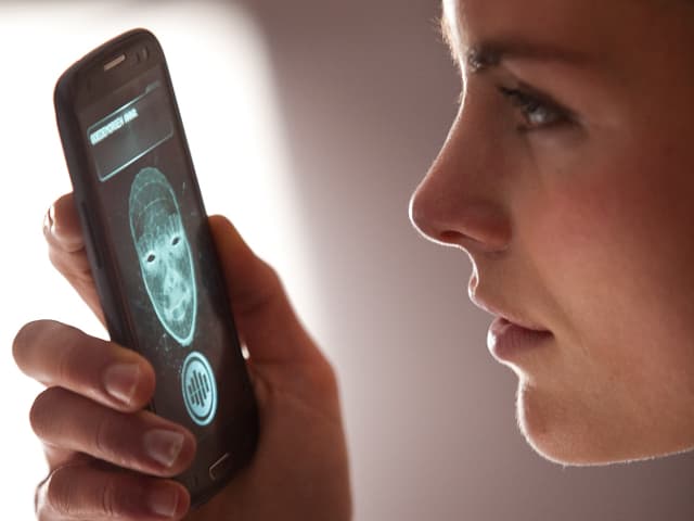 Ein Mädchen hält ein Smartphone in der Hand, auf der ein Spracherkennungsprogramm geöffnet ist. Ein Mädchen hält ein Smartphone in der Hand, auf der ein Spracherkennungsprogramm geöffnet ist.