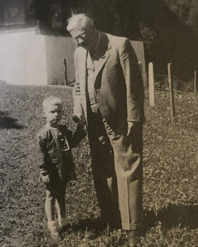 Senior mit kleinem Jungen auf einer Wiese. Senior mit kleinem Jungen auf einer Wiese.