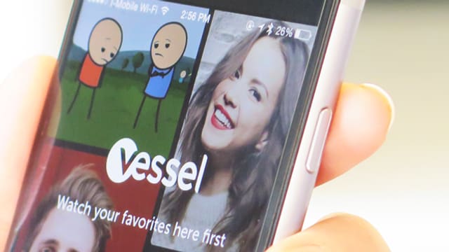 Auf einem Smartphone-Bildschirm sind Bilder von Videomachern zu sehen und darüber das Logo des Video-Start-ups Vessel.