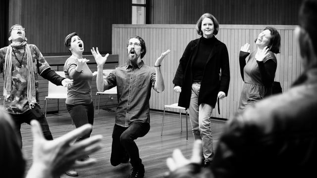 Gruppe bei einer Theaterprobe Gruppe bei einer Theaterprobe