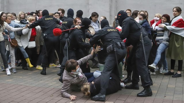 Polizisten im Gerangel mit Demonstrantinnen Polizisten im Gerangel mit Demonstrantinnen