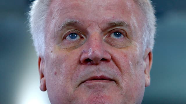 Nahaufnahme von Seehofers Gesicht. Nahaufnahme von Seehofers Gesicht.