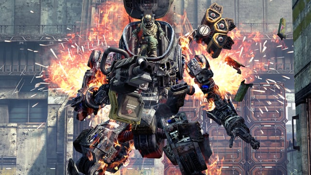Ein Pilot verlässt den schwer beschädigten Titan. Ein Pilot verlässt den schwer beschädigten Titan.