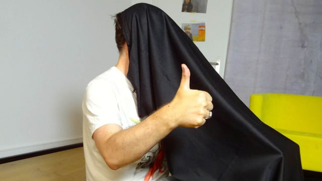 Peter guckt in die Kartonröhre. Peter guckt in die Kartonröhre.