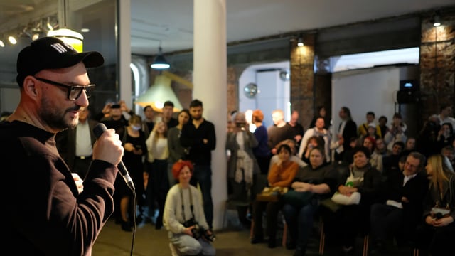 Kirill Serebrennikow eröffnet die Ausstellung zum Werk von Pasmur Ratschujko. Kirill Serebrennikow eröffnet die Ausstellung zum Werk von Pasmur Ratschujko.