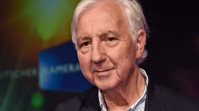 Mann mit grauen Haare lächelt in die Kamera. Mann mit grauen Haare lächelt in die Kamera.