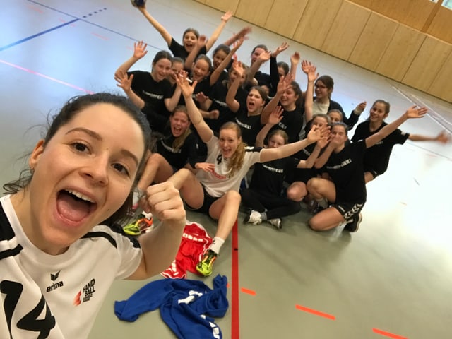 Lyas Mannschaft macht ein Gruppen-Selfie. Lyas Mannschaft macht ein Gruppen-Selfie.