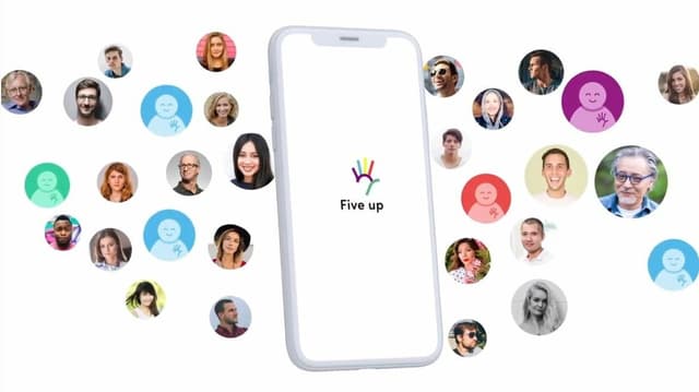 Handy mit der App Five up. Handy mit der App Five up.