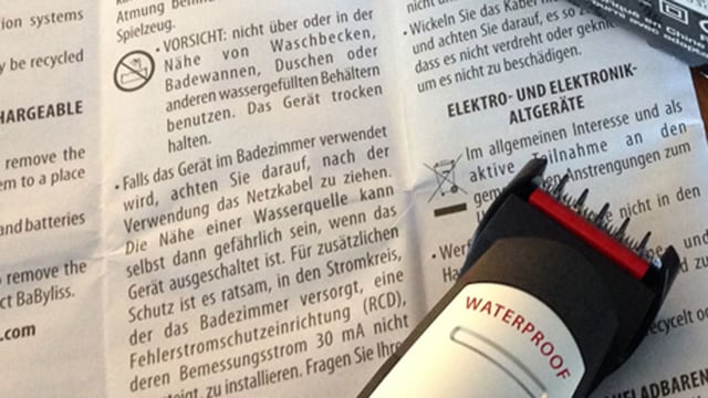 Bedienungsanleitung, darauf liegt der Rasierer. Bedienungsanleitung, darauf liegt der Rasierer.