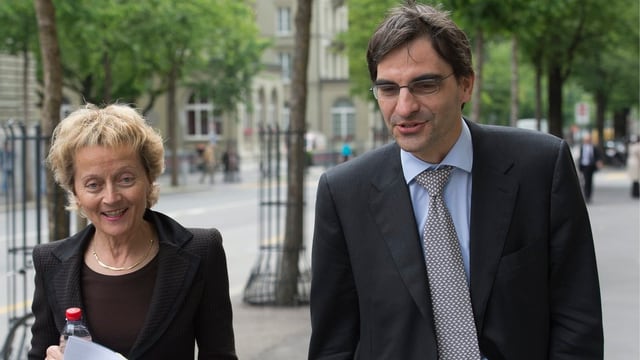 Bundesrätin Widmer-Schlumpf und Brunetti stellten im Juni 2013 den Bericht zum Automatischen Informationsaustausch vor. Bundesrätin Widmer-Schlumpf und Brunetti stellten im Juni 2013 den Bericht zum Automatischen Informationsaustausch vor.