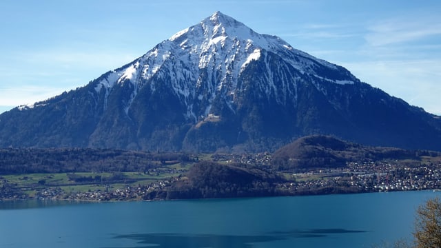 Blick über den Thunersee zum Niesen. Blick über den Thunersee zum Niesen.