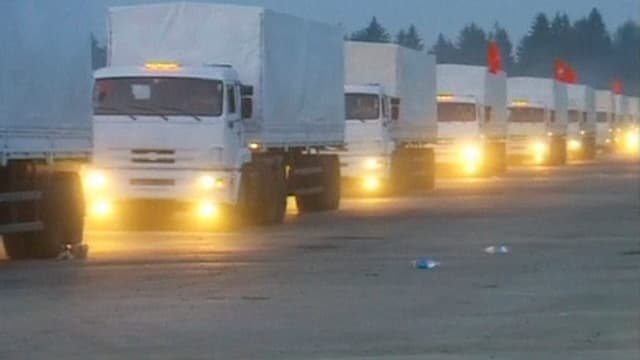 Der russische Konvoi bestehend aus Lastwagen mit eingeschaltetem Licht Der russische Konvoi bestehend aus Lastwagen mit eingeschaltetem Licht