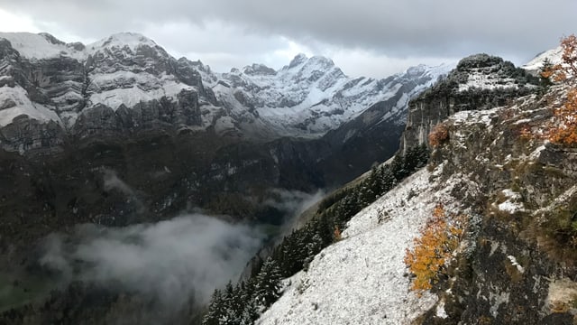 Etwas Schnee auf den Felsen des Alpsteins. Unterhalb von 1600 Metern ist es noch grün. Etwas Schnee auf den Felsen des Alpsteins. Unterhalb von 1600 Metern ist es noch grün.