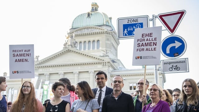 Avant la sesida da la cumissiun ha l'organisaziun "familias d'artg" organisà ina demonstraziun davant la Chasa federala. Avant la sesida da la cumissiun ha l'organisaziun "familias d'artg" organisà ina demonstraziun davant la Chasa federala.