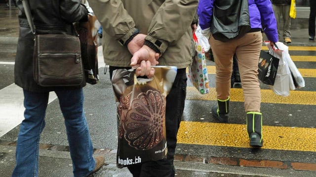 Passantinnen und Passanten nutzen den verkaufsoffenen Sonntag, um in der Zürcher Innenstadt Weihnachtseinkäufe zu erledigen. Die Aussichten im Detailhandel sind für 2014 gut. (keystone) Passantinnen und Passanten nutzen den verkaufsoffenen Sonntag, um in der Zürcher Innenstadt Weihnachtseinkäufe zu erledigen. Die Aussichten im Detailhandel sind für 2014 gut. (keystone)