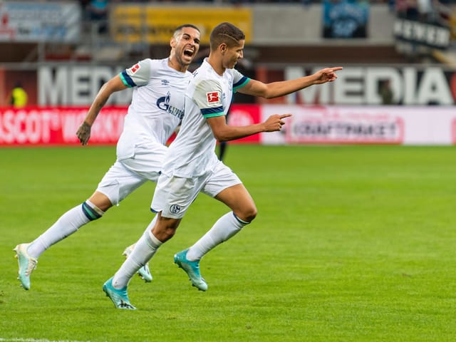 Die Schalker gewannen mit 5:1 gegen Paderborn. Die Schalker gewannen mit 5:1 gegen Paderborn.