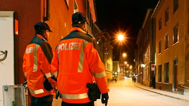 Polizisten behalten das Nachtleben im Auge