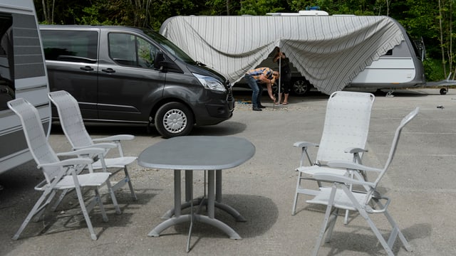 Fahrende auf einem Platz in Lausanne. Fahrende auf einem Platz in Lausanne.