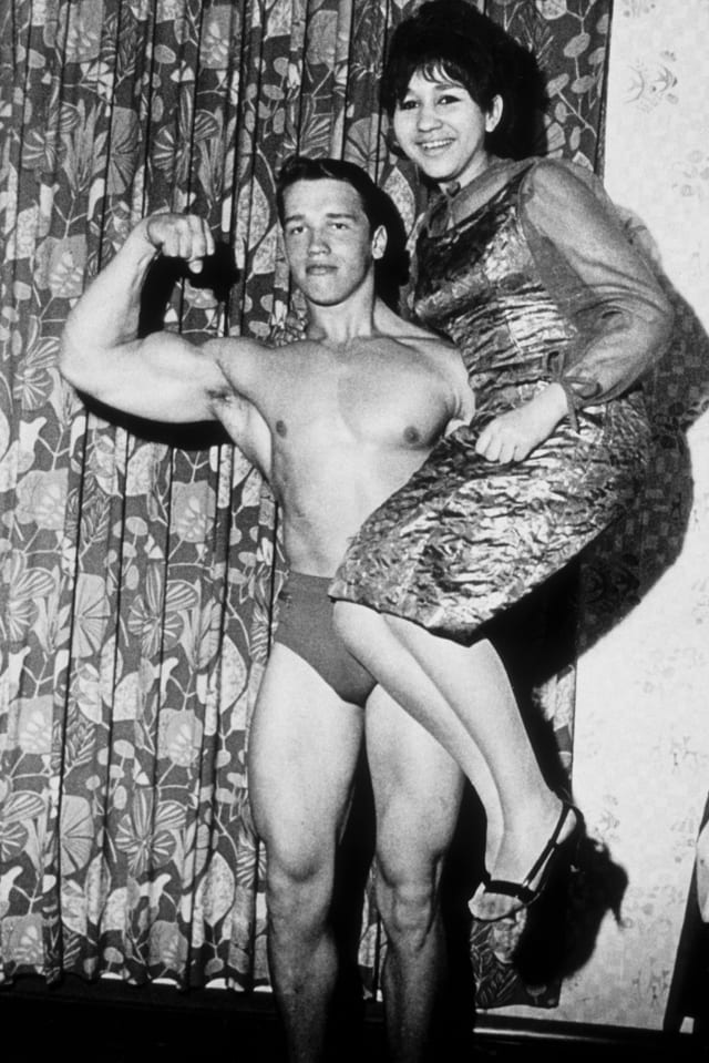 Arnold trägt Frau auf Händen. Arnold trägt Frau auf Händen.