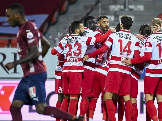 Der FC Sion bezwingt Servette zuhause. Der FC Sion bezwingt Servette zuhause.