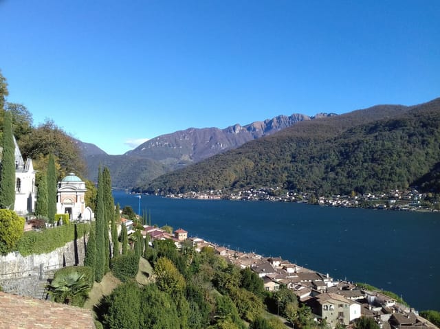 Blick auf den Lago di Lugano bei strahlend blauem Himmel.