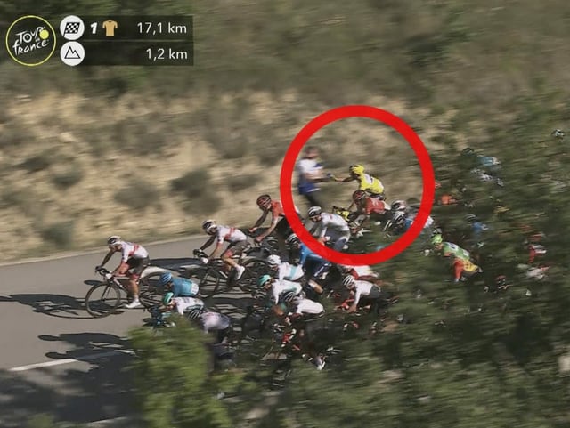 Julian Alaphilippe nimmt eine Trinkflasche entgegen. Julian Alaphilippe nimmt eine Trinkflasche entgegen.