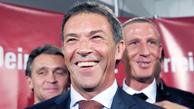 Jörg Haider strahlt vor zwei seiner Parteikollegen. Jörg Haider strahlt vor zwei seiner Parteikollegen.