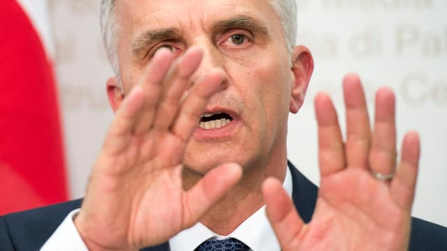 Burkhalter hält Handflächen Richtung Kamera. Burkhalter hält Handflächen Richtung Kamera.