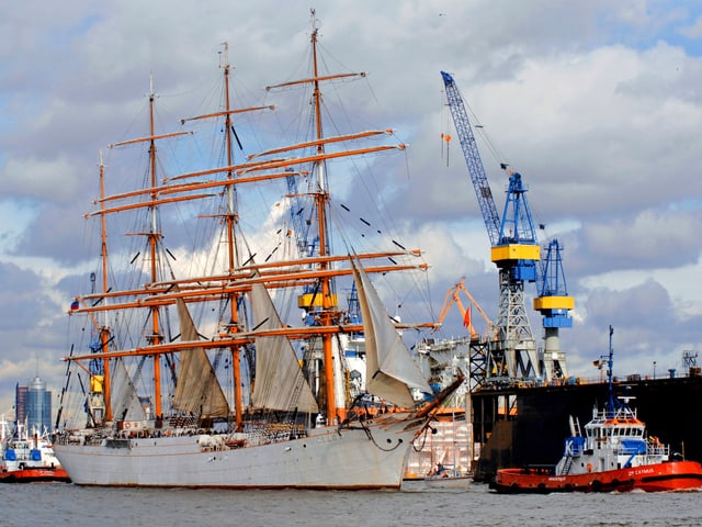 Segelboot und Schlepper Segelboot und Schlepper