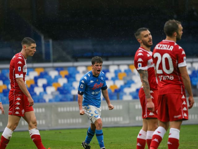 Diego Demme freut sich ausgelassen über seinen Treffer für Napoli im Spiel gegen die Fiorentina