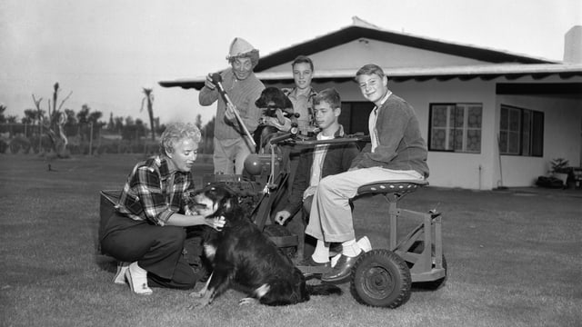 Auf dem Bild ist Harpo Marx mit seiner Familie zu sehen. Auf dem Bild ist Harpo Marx mit seiner Familie zu sehen.