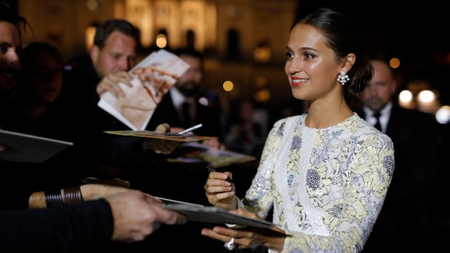 Alicia Vikander schreibt Autogramme am ZFF. Alicia Vikander schreibt Autogramme am ZFF.