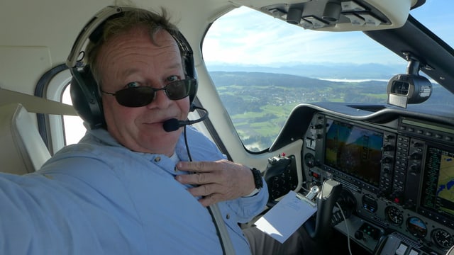 Mann in Flugzeug Mann in Flugzeug