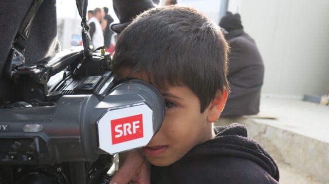 Blick durch den Sucher: Flüchtlingskind in Idomeni Blick durch den Sucher: Flüchtlingskind in Idomeni