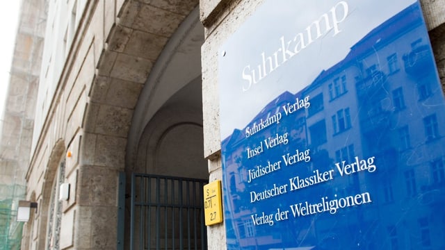 Der Eingang zum Verlagshaus von Suhrkamp in Berlin. Der Eingang zum Verlagshaus von Suhrkamp in Berlin.
