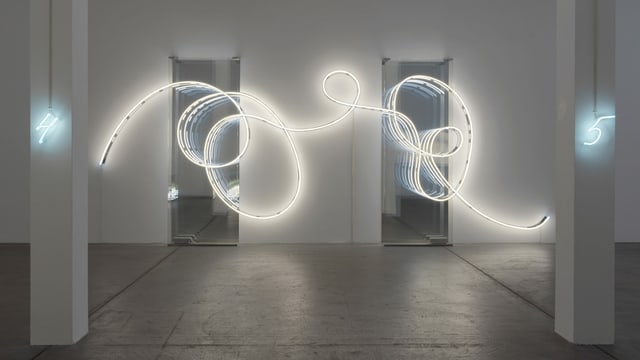 Geschwungene Lichtskulptur aus einer Art weiss-leuchtendem Neonband. Geschwungene Lichtskulptur aus einer Art weiss-leuchtendem Neonband.
