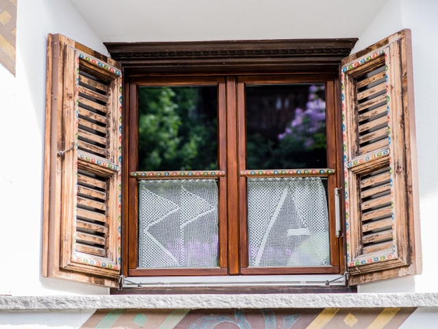 Detailverliebtheit bis zu den Fensterläden.